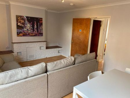 4 bedroom semi-detached house to rent - Photo 2