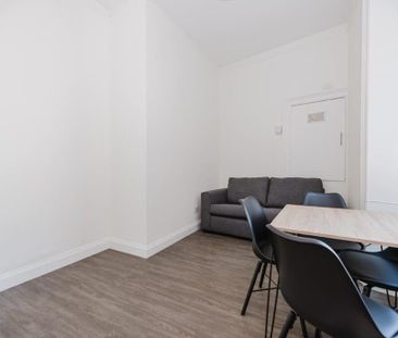 3 bedroom flat to rent - Photo 2