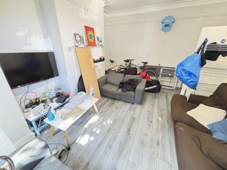 50 St Michaels Road, Leeds, LS6 3BG - Photo 2