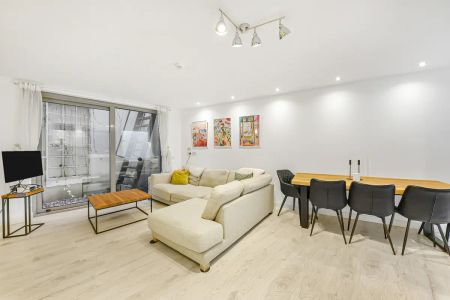 2 bedroom flat in London - Photo 2