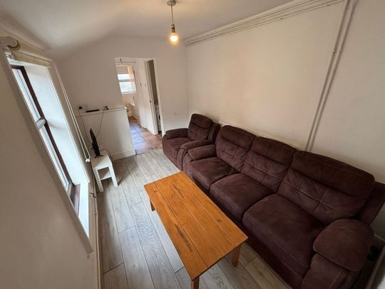 108 Paget Street - Off Street Parking & 4 Huge Doubles Loughborough - Photo 1