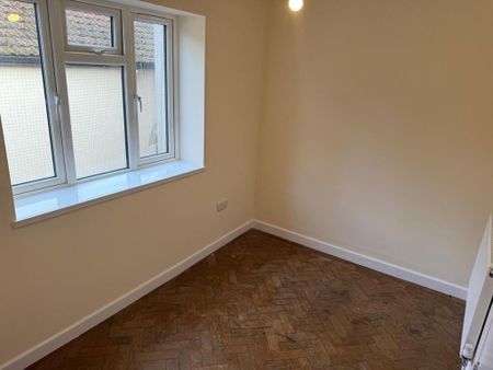 3 bedroom flat to rent - Photo 4
