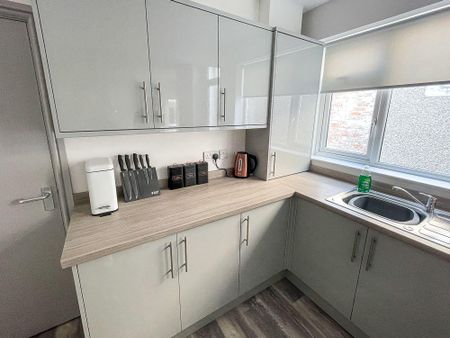 1 bedroom in a house share to rent - Photo 4