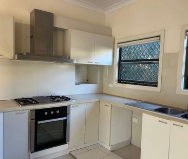 Nice 4 Bedroom Family Home in Hurstville - Photo 4