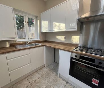 2 bedroom end of terrace house to rent - Photo 5