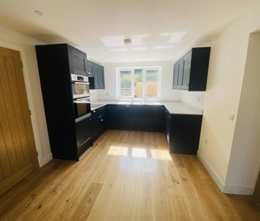 4 bedroom semi-detached house to rent - Photo 5