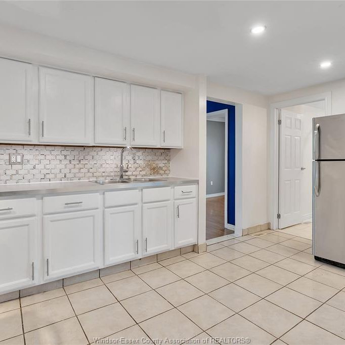 5+ bd House for Rent in Windsor, ON - Photo 1