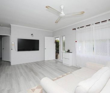 Freestanding Villa - New Kitchen - Fenced Yard - Garage and Carport - Photo 5