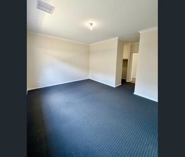 Spacious 4-Bedroom Home with Theatre, Study & Easy-Care Gardens - Photo 3