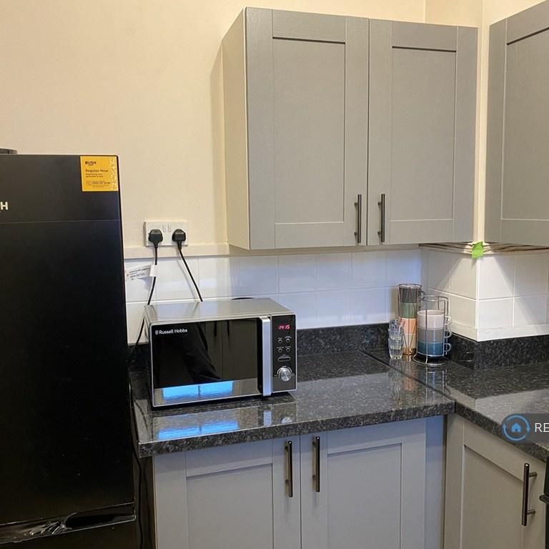 3 bedroom flat to rent - Photo 1