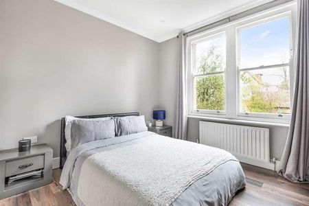 St Annes Court, Dukes Ride, Crowthorne, RG45 - Photo 4