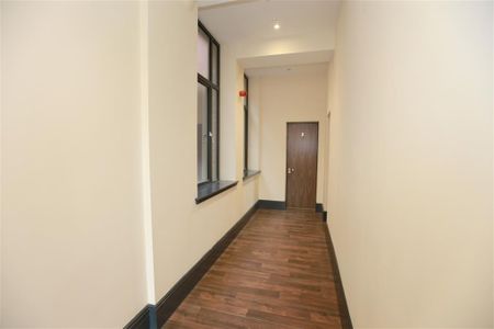 High Street - Photo 2