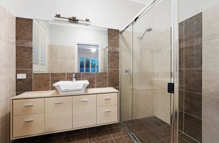 MODERN 3 BEDROOM HOME WITH DUCTED AIRCON & SOLAR - Photo 4