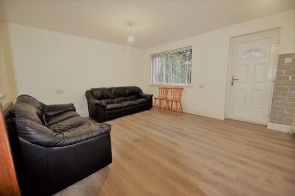 3 bedroom House in Kendall Lane, Leeds - Photo 1