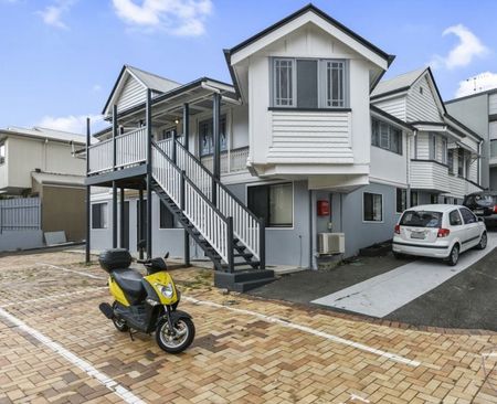 Two Spacious, Fully Furnished Rooms. Clean and well Located. Air Conditioned. - Photo 3