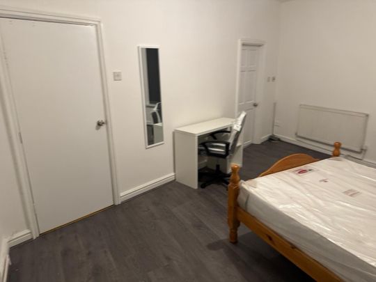 1 Bed Flat, Burley Street, LS3 - Photo 1