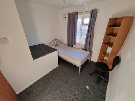 4 Bed Student Accommodation - Photo 2
