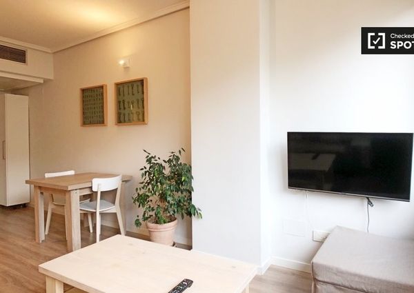 Calle de Mauricio Legendre, Madrid, Community of Madrid 28046