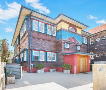 Duplex Sized, Renovated Apartment with Harbour Glimpses - Photo 2