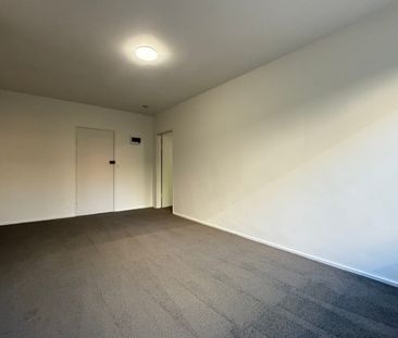 Spacious Ground Floor Apartment in Prime Northcote Location - Photo 2