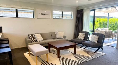 Fully Furnished Modern Spacious Family Home in Prime Subdivision! - Photo 4