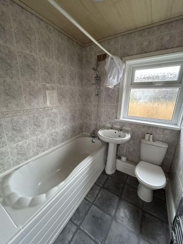 2 bedroom end of terrace house to rent - Photo 5