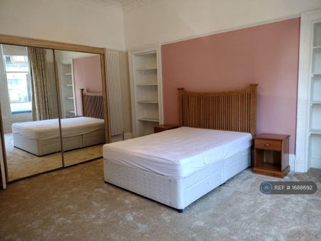 3 bedroom flat to rent - Photo 4