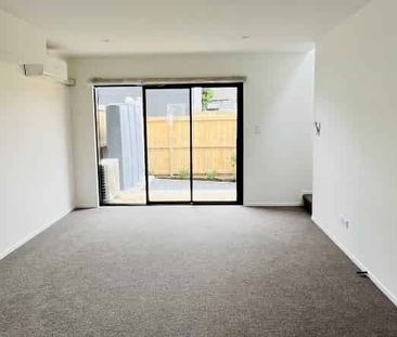 Spacious and Charming 3-Bedroom House for Rent - Photo 2