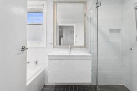 Modern Cottage Retreat in a Quiet Narrabundah Street - Photo 3