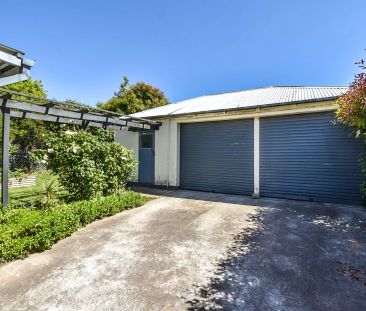 Cottage with Established Gardens & Ideal Location - Photo 4