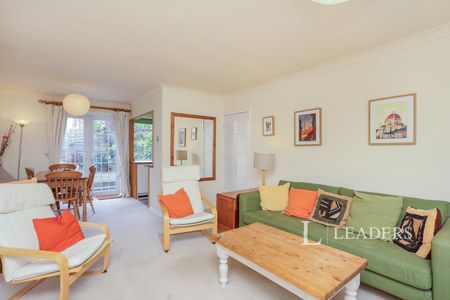 3 bedroom house to rent The Heights, Foxgrove Road, Beckenham, BR3 - Photo 2