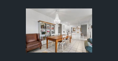 Spacious 4-Bedroom Coastal Home – Kawana Island Living - Photo 4