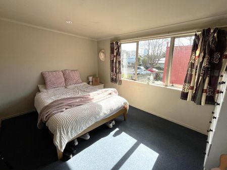 Stylish, spacious and centrally located - Photo 4