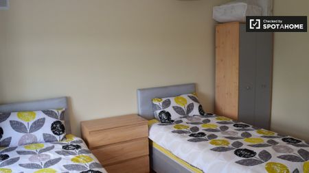 Twin bedroom in shared apartment in Clondalkin, Dublin - Photo 4