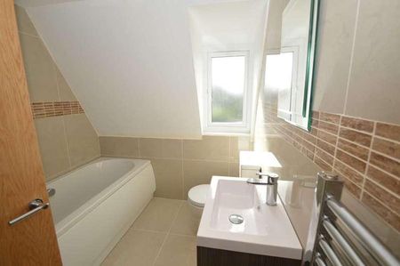 Addlestone, KT15 - Photo 2