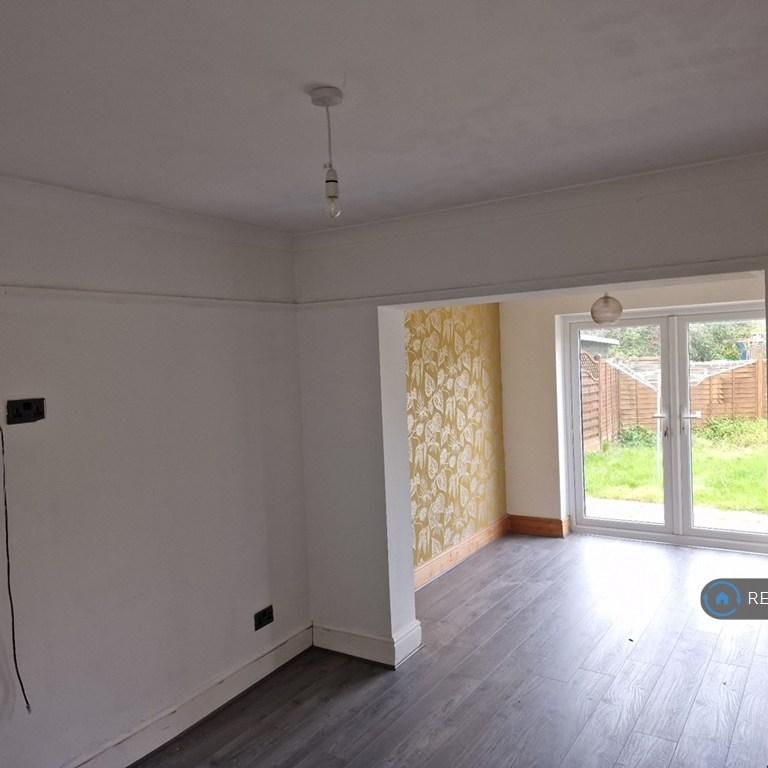 4 bedroom semi-detached house to rent - Photo 1