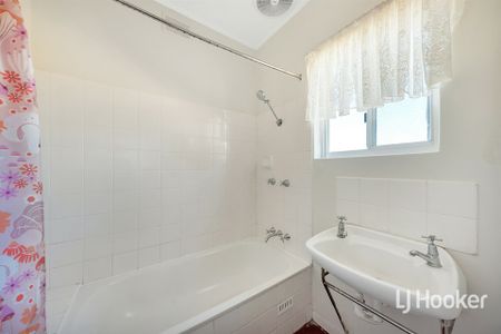 Three Bedroom Family Home - Photo 4