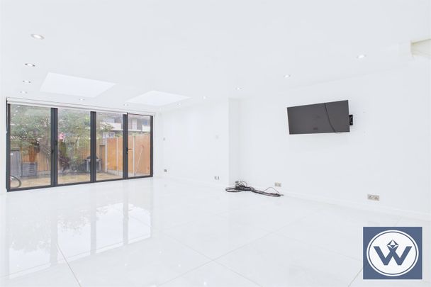 House to Rent: Woolacombe Way, UB3 - Photo 1