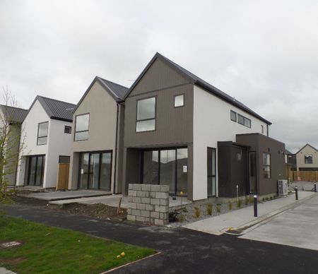 Are you searching for a stylish and comfortable, three bedroom townhouse to call home? Look no further! - Photo 2