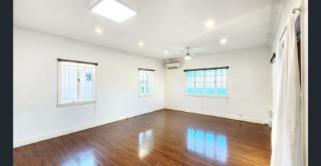 Close to all amenities and transport - Photo 3