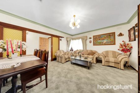 BEAUTIFULLY PRESENTED FAMILY HOME IN HEART OF LALOR - Photo 5