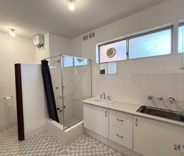 WALK TO BEACH, MODERN KITCHEN, INTERNAL LAUNDRY - Photo 5