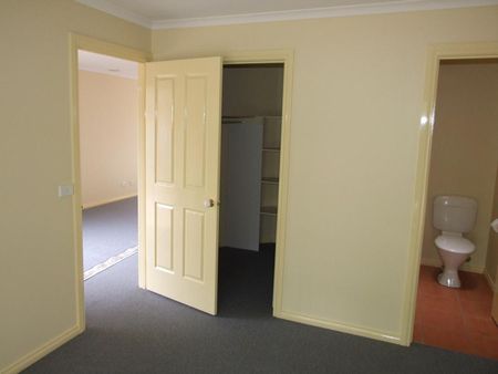 DELIGHTFUL THREE BEDROOM UNIT!! - Photo 5