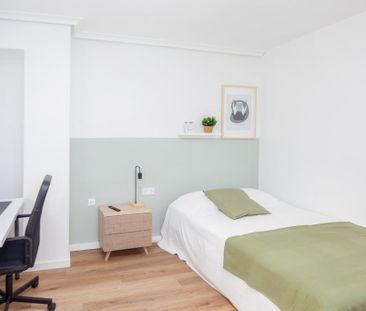 Carrer de les Illes Canàries, Valencia, Valencian Community 46023 - Photo 4