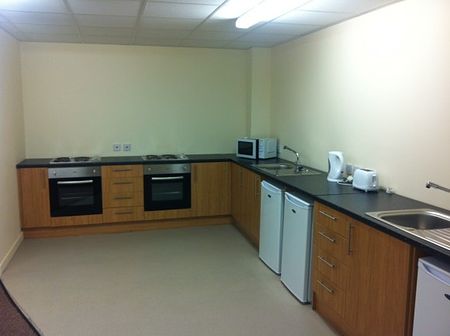 NEW STUDENT HALLS TO LET IN BRADFORD From £55PW all inclusive - Photo 4