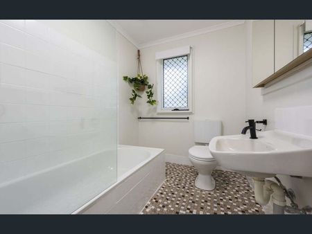 Refreshed 3 bedroom home - Photo 4