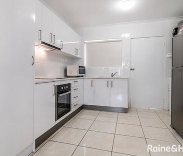 Tidy Modern Unit - Minutes from the CBD - Photo 4