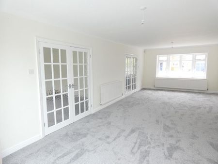 4 bedroom detached house to rent - Photo 2