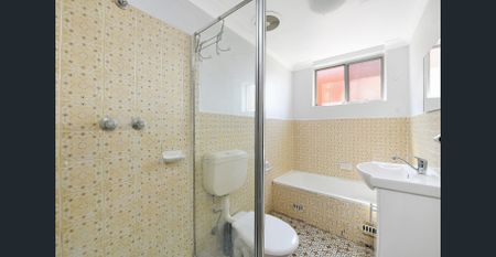 Fresh, bright and ideally positioned for lifestyle and convenience - Photo 4