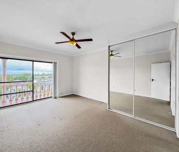 SPACIOUS 4-BEDROOM TOP FLOOR UNIT WITH LAKE VIEWS - Photo 5